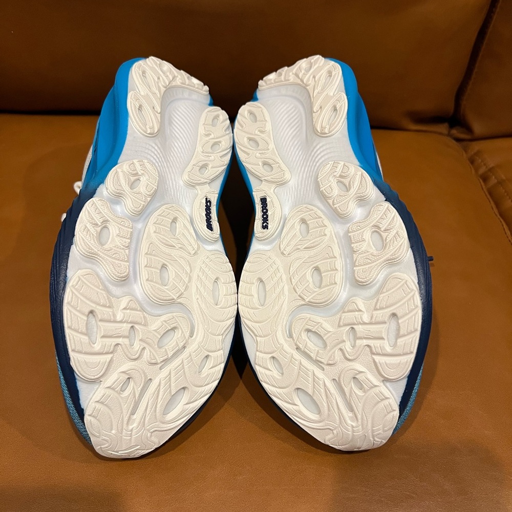 Brooks RunDisney Mickey Mouse Adrenaline GTS 25! - Picture 4 of 8